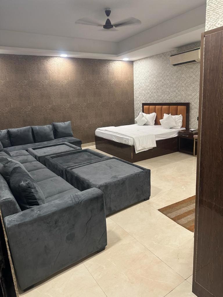 Ceremony Hotel And Banquets Faridabad Εξωτερικό φωτογραφία